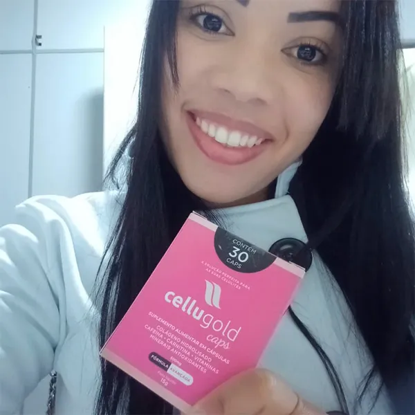 Cliente segurando Cellugold Caps