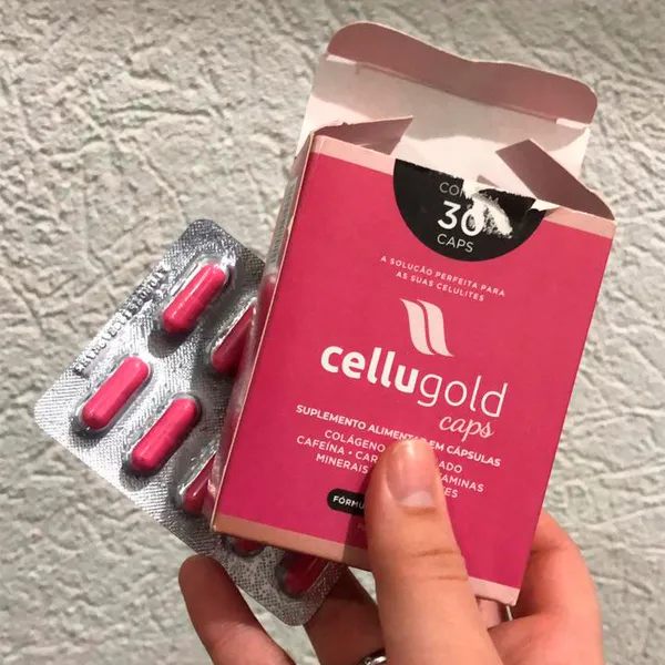 Cliente segurando Cellugold Caps