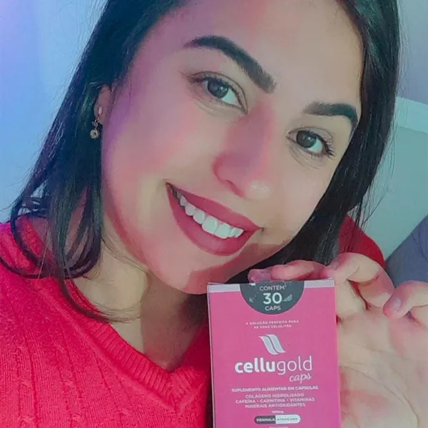 Cliente segurando Cellugold Caps