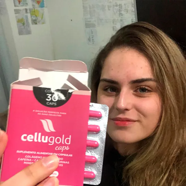 Cliente segurando Cellugold Caps