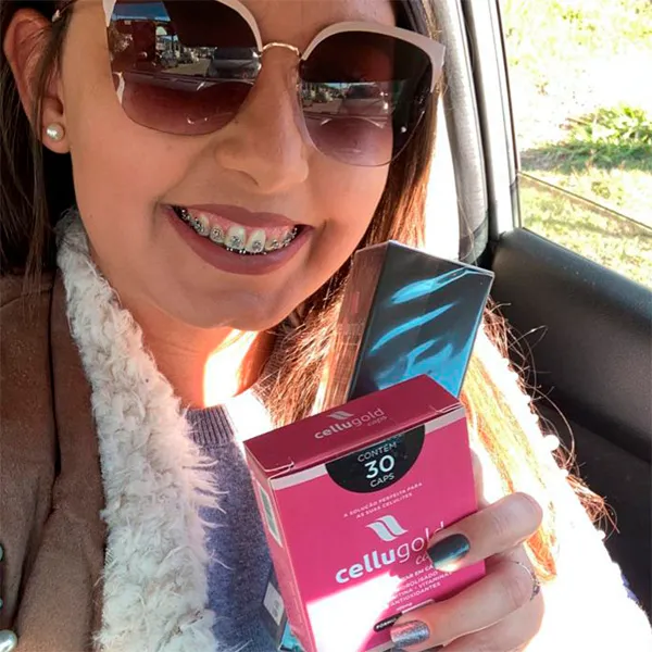 Cliente segurando Cellugold Caps
