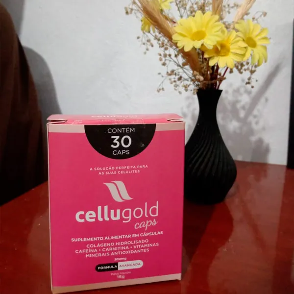 Cliente segurando Cellugold Caps